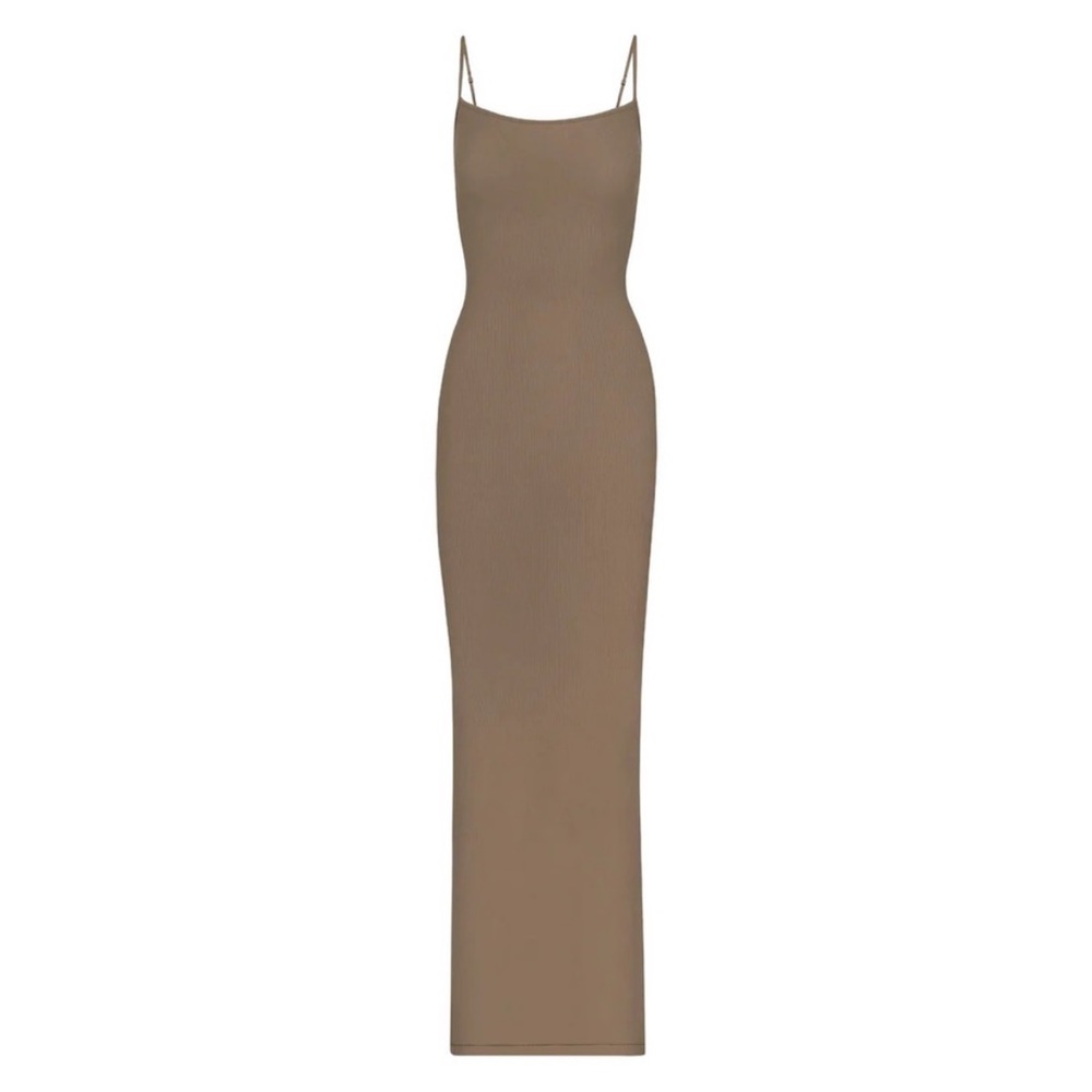 SKIMS SOFTLOUNGE LONG SLIP DRESS
OXIDE SIZE MEDIUM